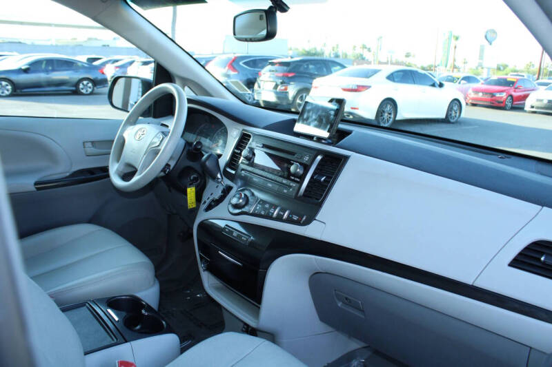 2013 Toyota Sienna LE 7-Passenger