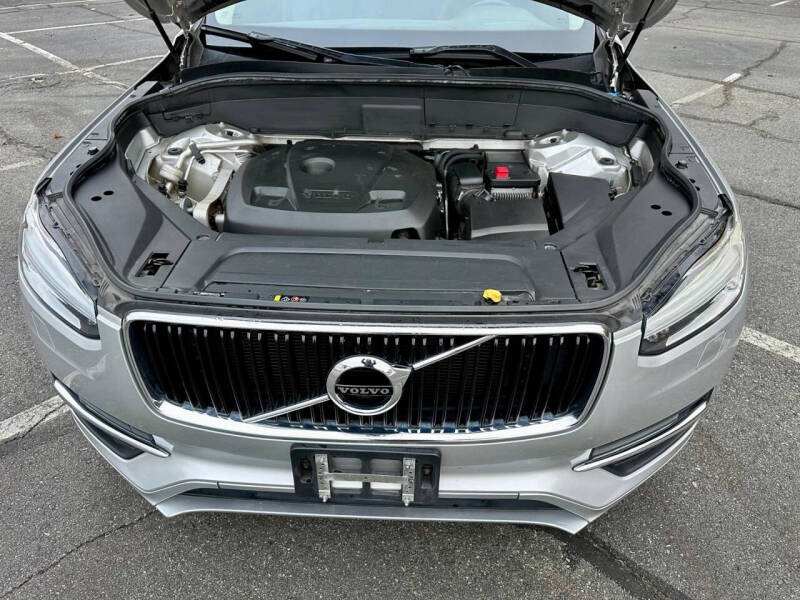 2016 Volvo XC90 T6 Momentum