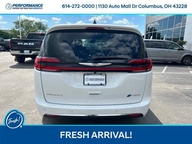 2026 Chrysler Pacifica Plug-In Hybrid Select