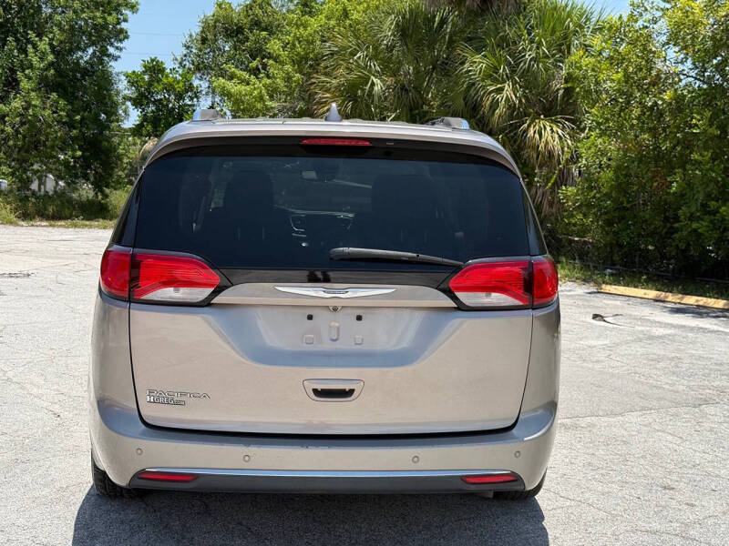 2017 Chrysler Pacifica Touring-L Plus