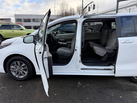 2024 Toyota Sienna LE 8-Passenger