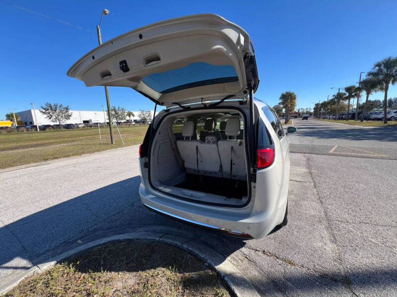 2017 Chrysler Pacifica Hybrid Platinum