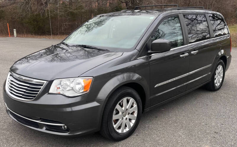 2016 Chrysler Town & Country Touring's photo