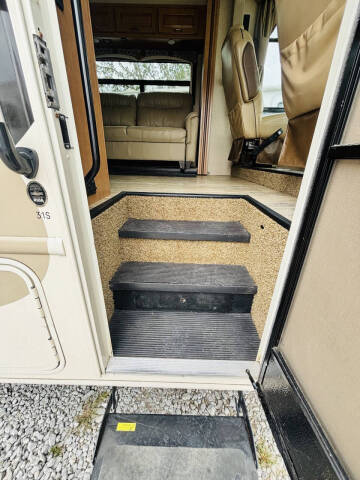 2017 Thor Motor Coach Hurricane 31S