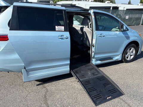 2017 Toyota Sienna LE Mobility 7-Passenger