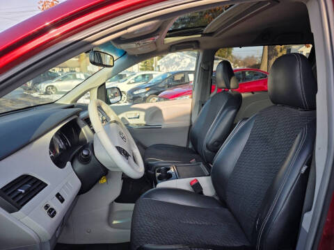 2013 Toyota Sienna SE 8-Passenger