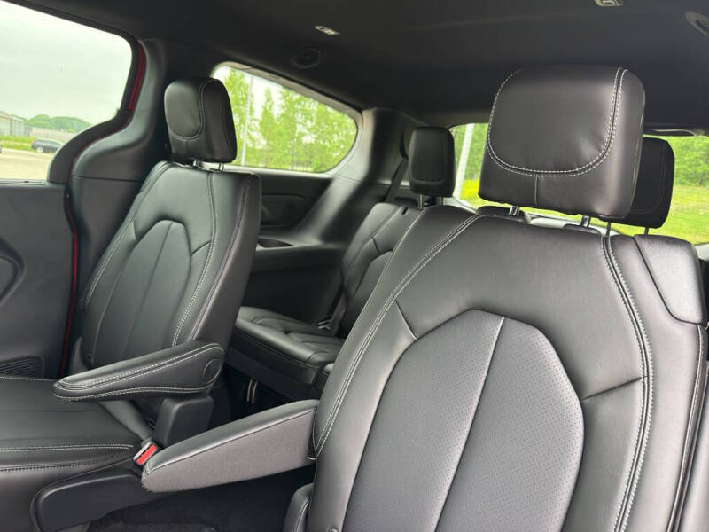 2027 Chrysler Pacifica Select
