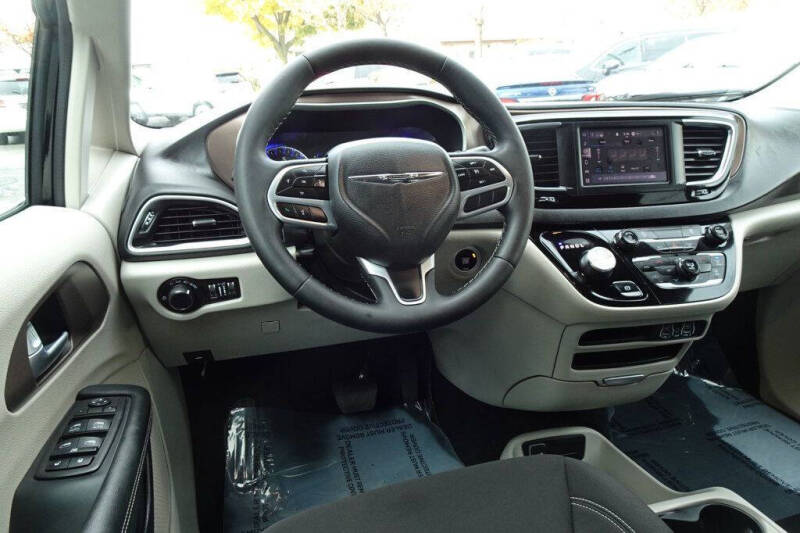 2024 Chrysler Voyager LX