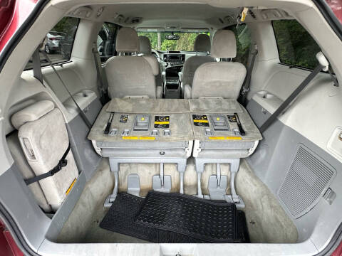 2012 Toyota Sienna LE 8-Passenger