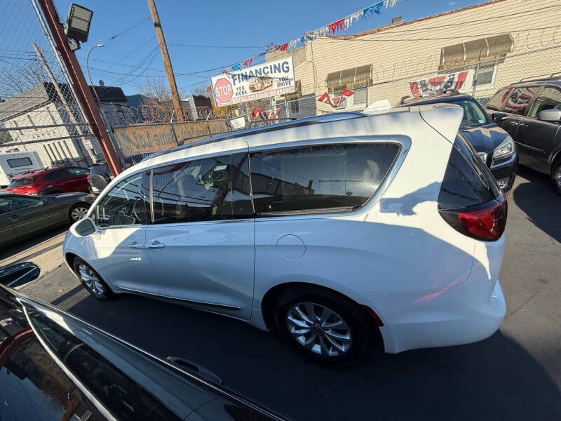 2018 Chrysler Pacifica Touring L photo 8