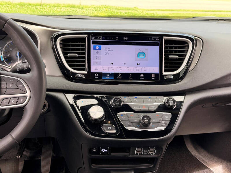 2025 Chrysler Pacifica Select