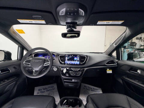 2027 Chrysler Pacifica Select