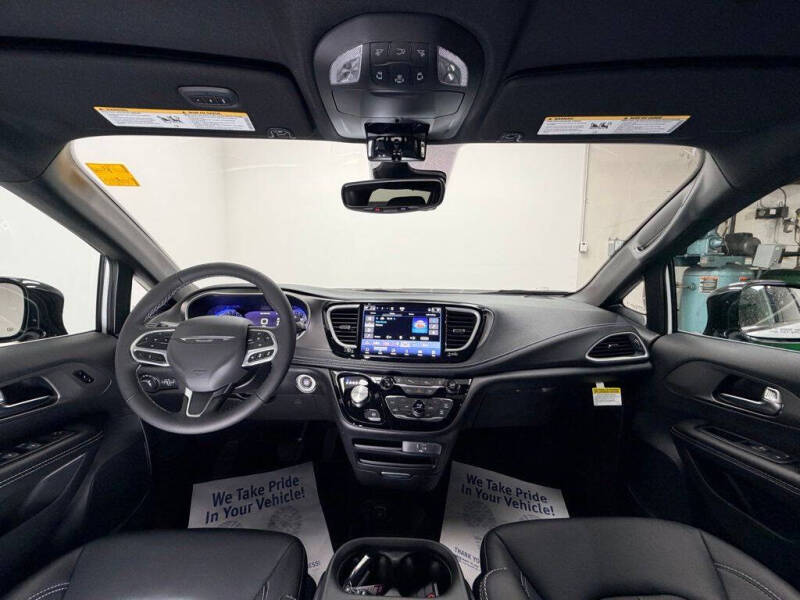 2027 Chrysler Pacifica Select