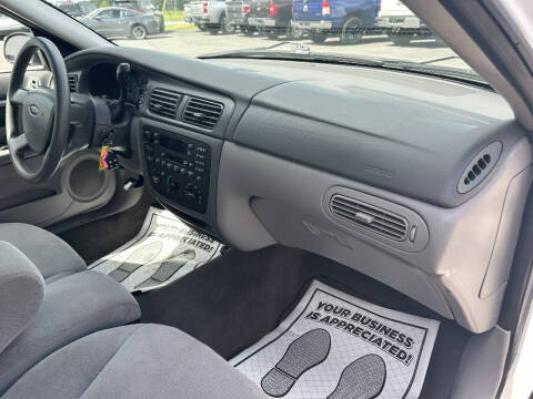 2004 Ford Taurus SE