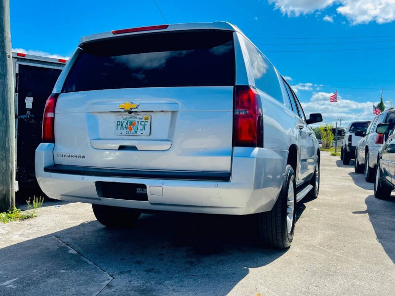 2016 Chevrolet Suburban LT photo 6