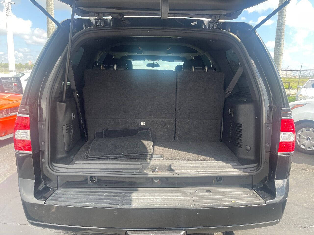2014 LINCOLN Navigator SUV / Crossover - $15,900