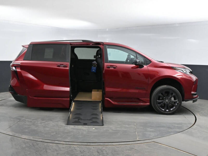 2025 Toyota Sienna XSE 7-Passenger