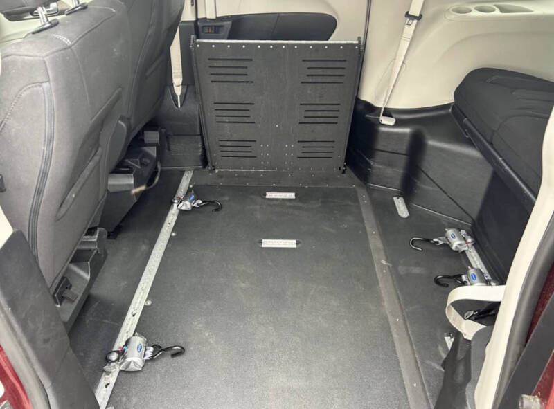 2023 Chrysler Voyager LX - Photo 16