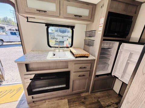 2023 Coleman Lantern 17B