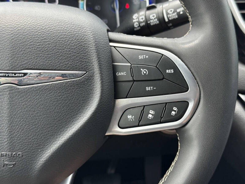 2025 Chrysler Pacifica Select