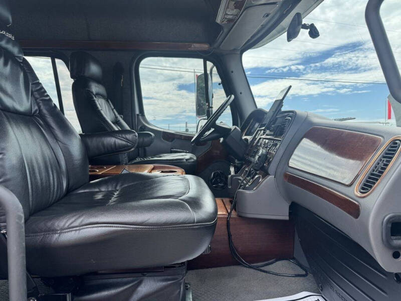 2005 Freightliner M2 106