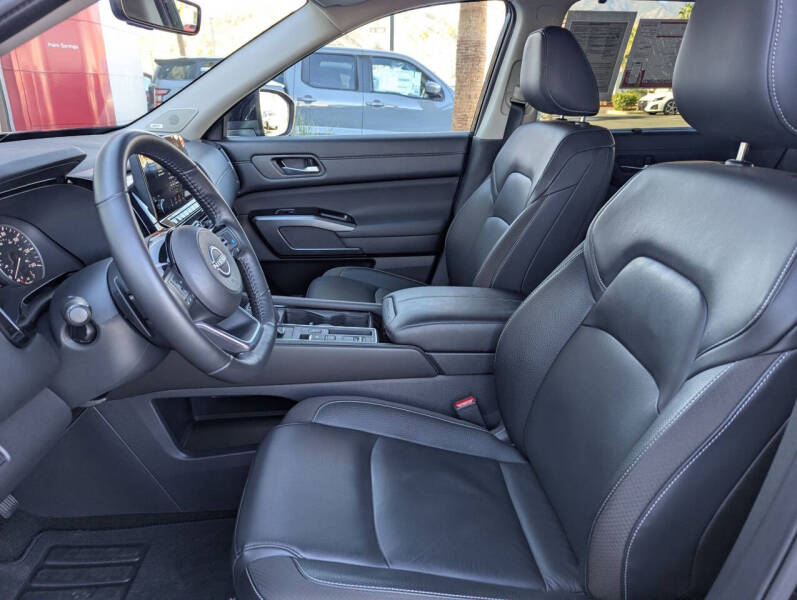 2024 Nissan Pathfinder SL