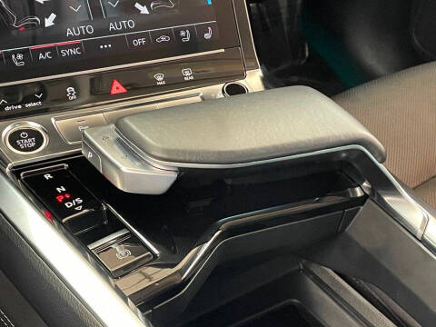2022 Audi e-tron quattro Premium Plus