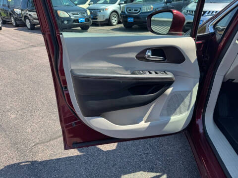 2017 Chrysler Pacifica Touring-L