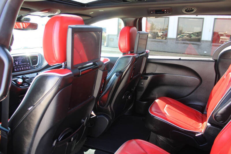 2020 Chrysler Pacifica Limited Red S