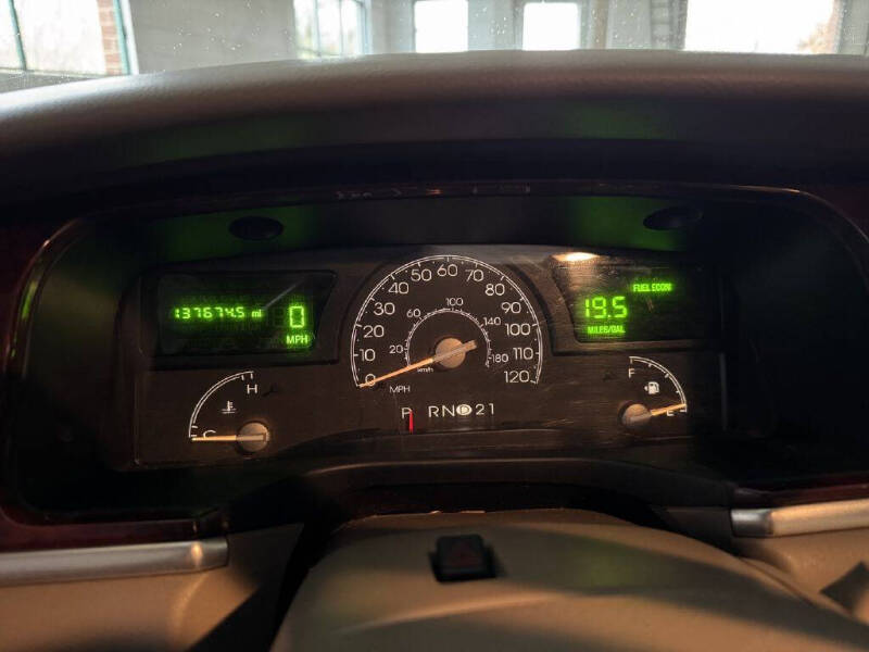 2005 Lincoln Town Car Signature Limited