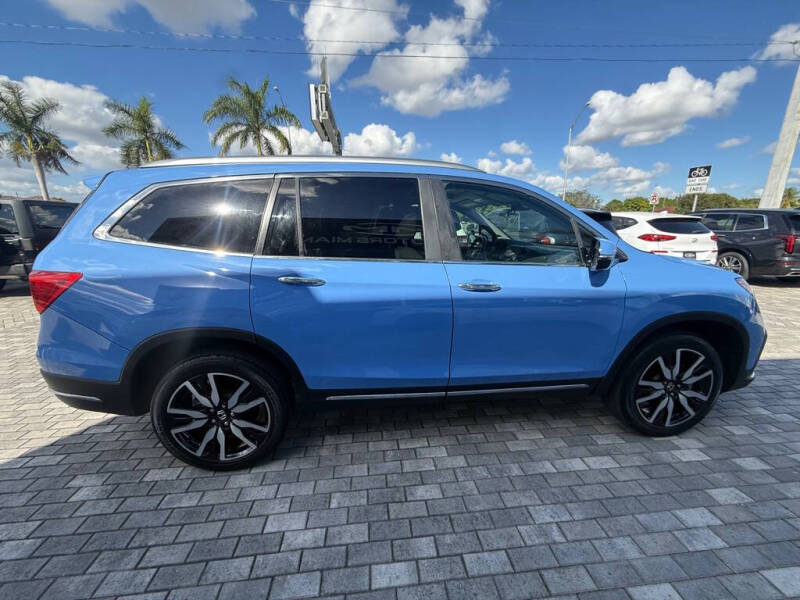 2021 Honda Pilot Touring w/Rear Captain's Chairs