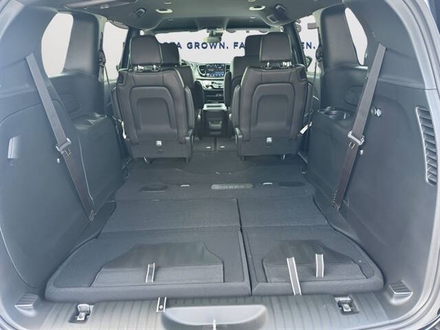 2027 Chrysler Pacifica Select