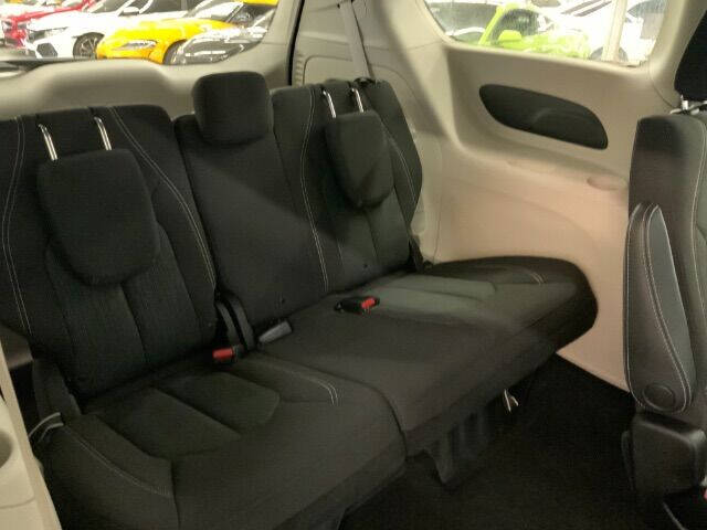 2020 Chrysler Voyager LX