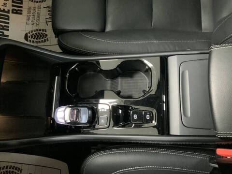 2024 Volvo XC40 B5 Plus Bright Theme
