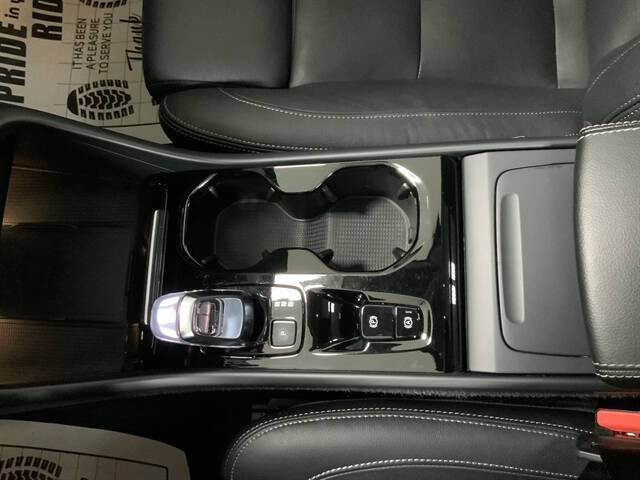 2024 Volvo XC40 B5 Plus Bright Theme