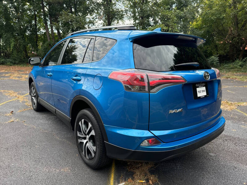 2017 Toyota RAV4 LE photo 4