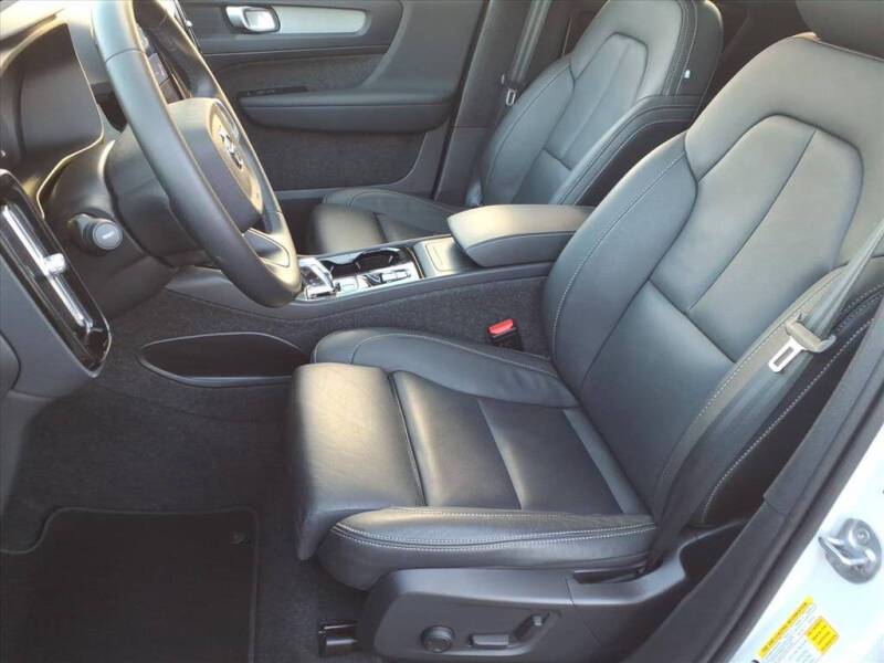 2025 Volvo XC40 B5 Plus Bright Theme