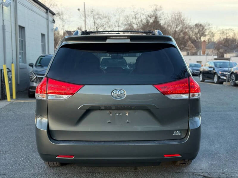 2014 Toyota Sienna LE 7-Passenger