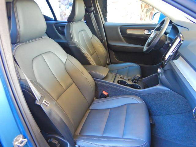 2025 Volvo XC40 B5 Core Bright Theme