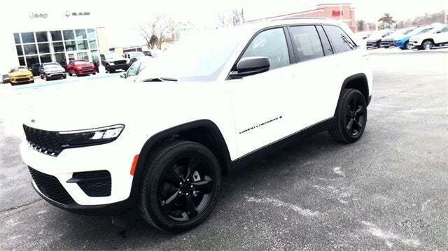 Used 2022 Jeep Grand Cherokee Laredo with VIN 1C4RJHAG0N8635601 for sale in North Olmsted, OH