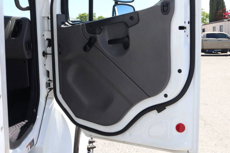 2023 Freightliner M2 106