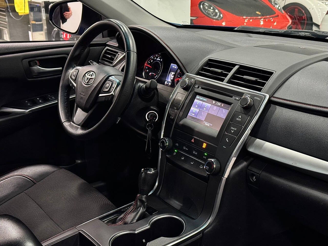 2017 Toyota Camry SE photo 15