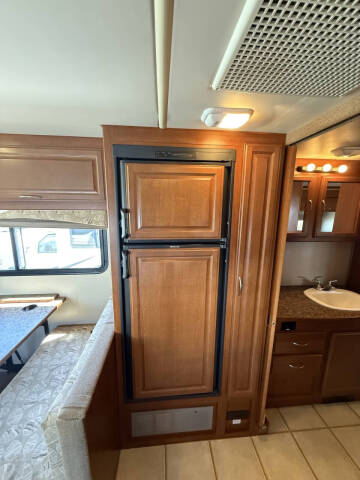 2010 Fleetwood RV Bounder 30’ Double Slide!!!