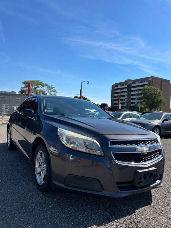 2013 Chevrolet Malibu 1LS photo 2