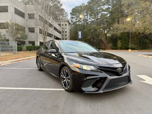 2019 Toyota Camry SE's photo
