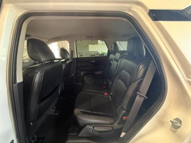 2022 Nissan Pathfinder SL