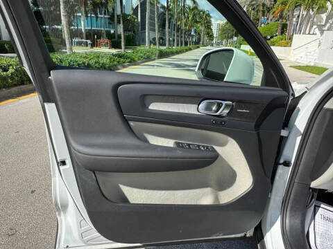 2024 Volvo XC40 B5 Plus Bright Theme