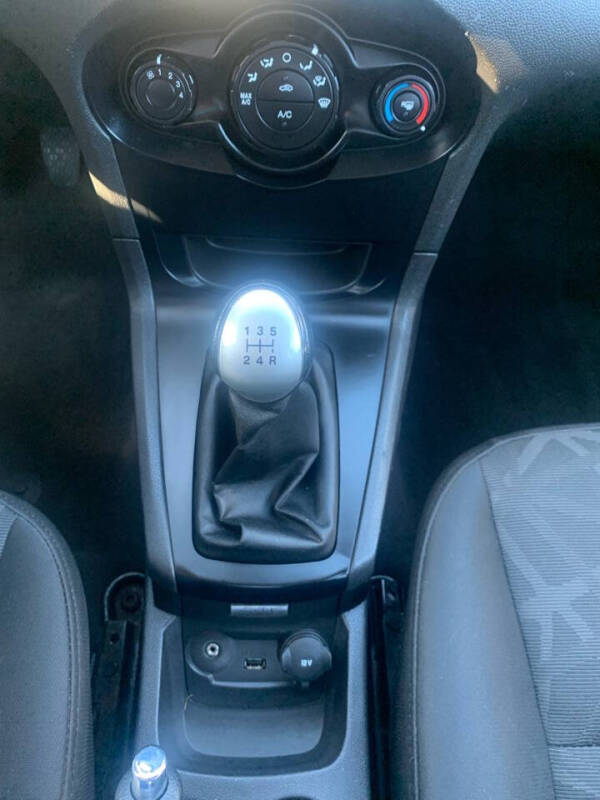 2013 Ford Fiesta SE photo 17