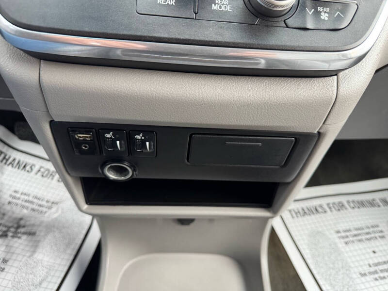 2016 Toyota Sienna XLE photo 28