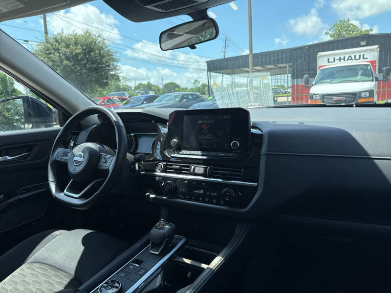 2022 Nissan Pathfinder SV